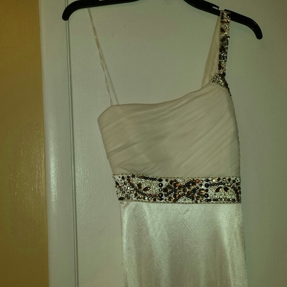 Ivory one shoulder dress - Picture 2 of 4