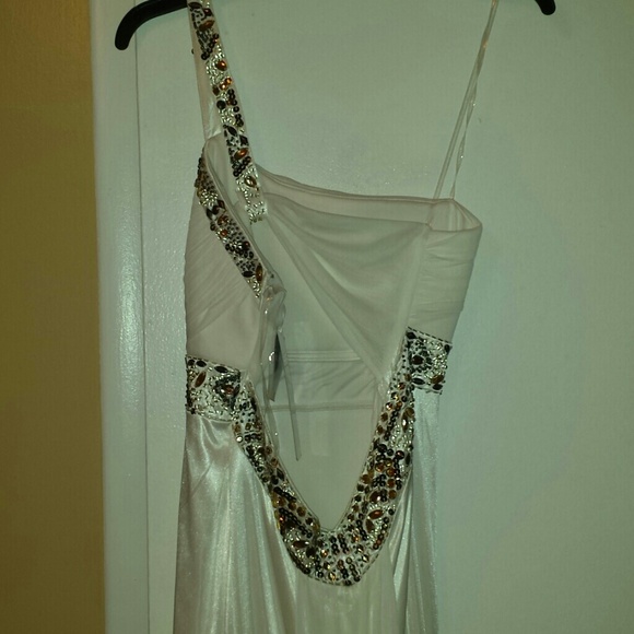 Ivory one shoulder dress - Picture 3 of 4