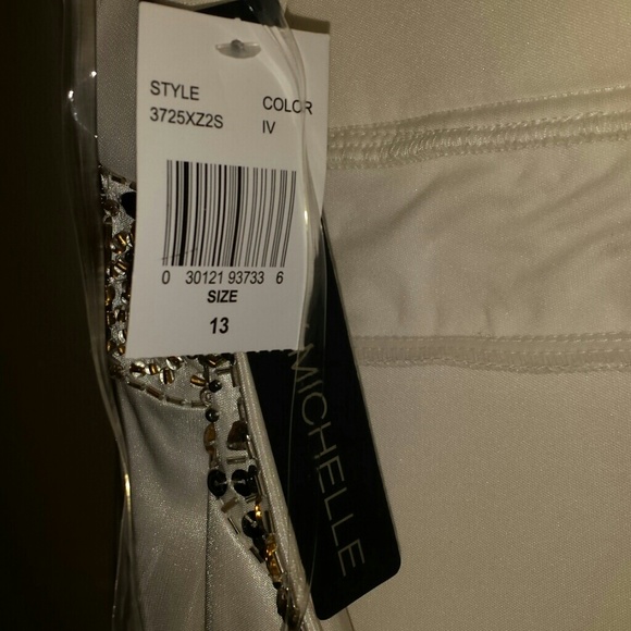 Ivory one shoulder dress - Picture 4 of 4