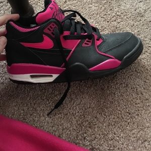 Size Nikes 6.5 youth. I wear a size 8 women.