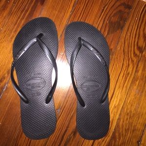 black havaiana flip flops