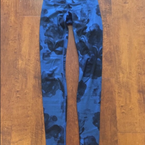 Lululemon inky blue floral full wunder under