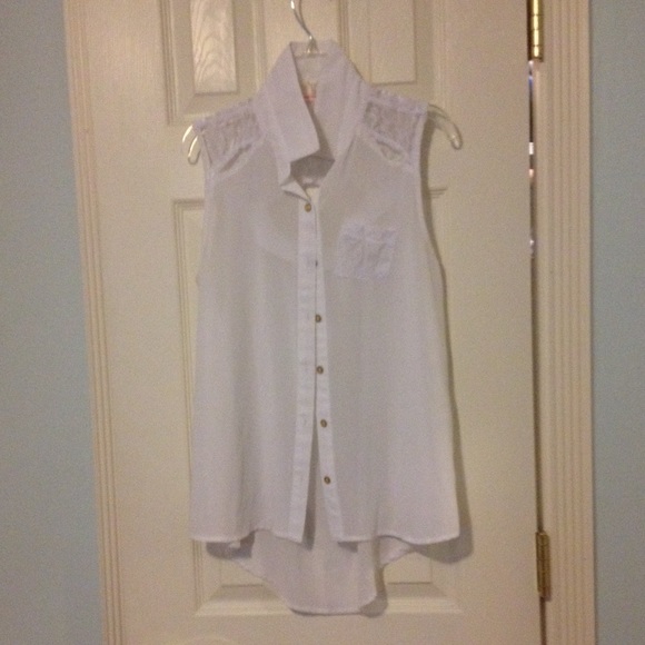 White sleeveless blouse