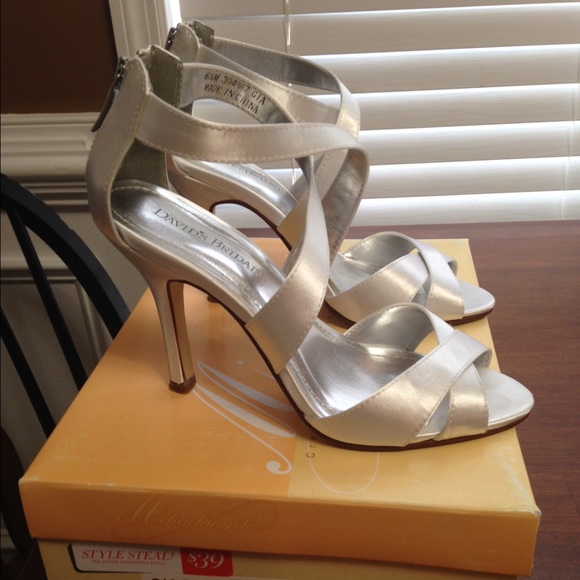 Only worn a few hours for wedding. Paid $39.00