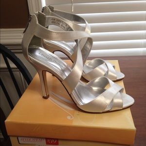 Only worn a few hours for wedding. Paid $39.00