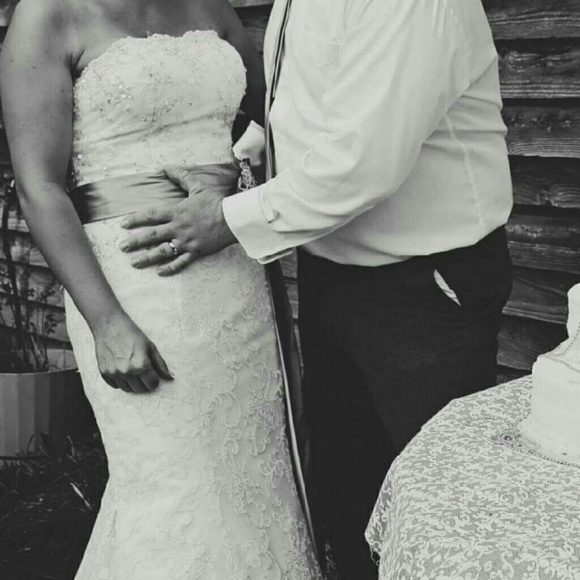 REDUCED!! Lace wedding gown. MAKE AN OFFER!!