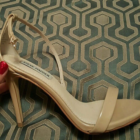 Steve Madden size 7 1/2 nude heels.