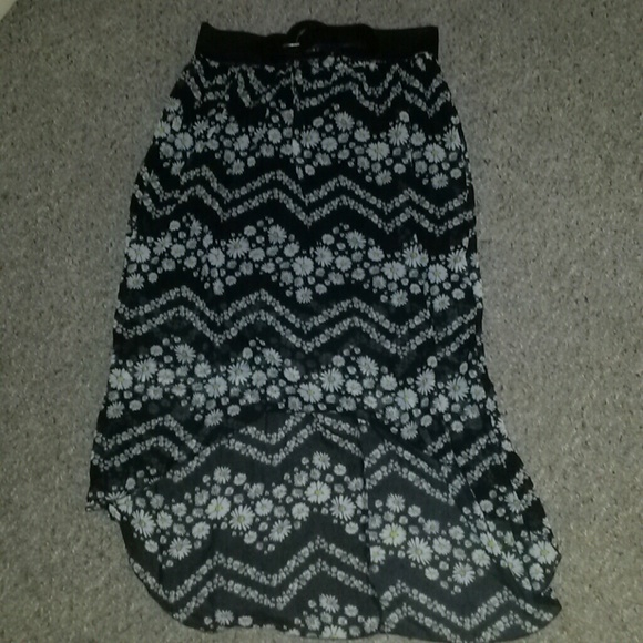 Black daisy printed high/low skirt - Picture 1 of 3