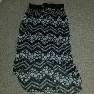 Black daisy printed high/low skirt