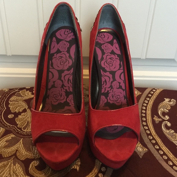 Red suede like platform pumps