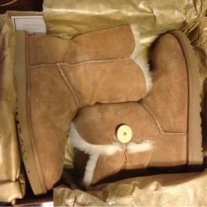 LN Uggs Size 8