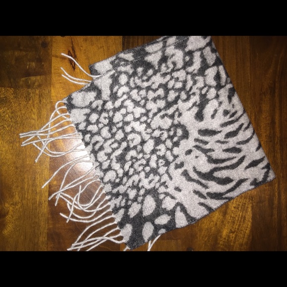 Hi. I am a scarf hoarder! Please help.
