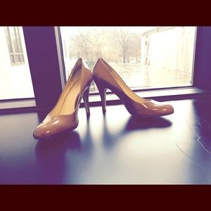 Nude Nine West patent pumps