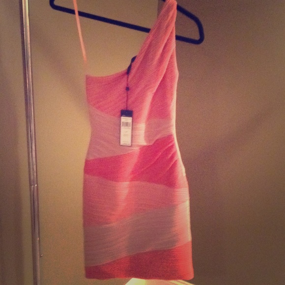 Gorgeous dress!! Never worn