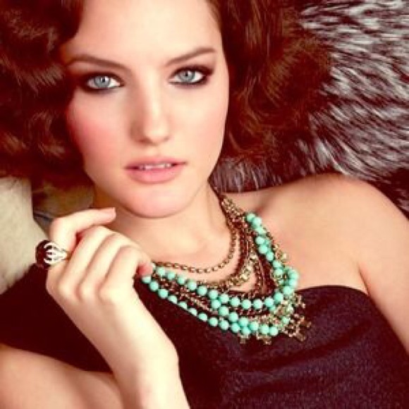 Glamorous Modern Vintage Look Necklace - Picture 2 of 4