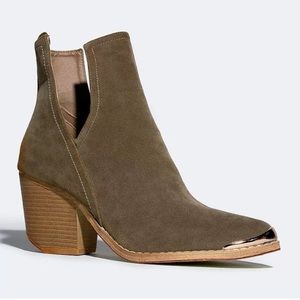 Trendy moss green ankle boots! Brand new! Sz 6