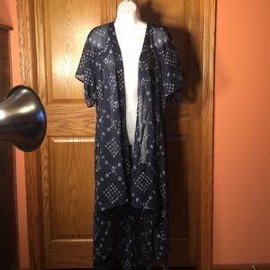 Hollister floor length floral kimono. 🔮