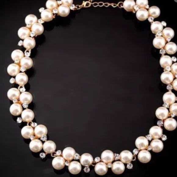 Jewelry - Pearl Statement necklace