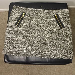 Black and white knitted skirt