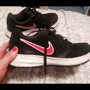 Selling my Nike shoes used less than a month!!