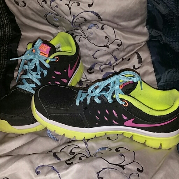 Nike Shoes - HOLD FOR @JAMIESWANSON  Nike Flex Run 2013 size 5Y