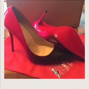 Ombre red and black high heel pumps
