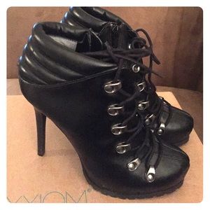 Simply Vera Size 6 Heeled side zip Booties!!