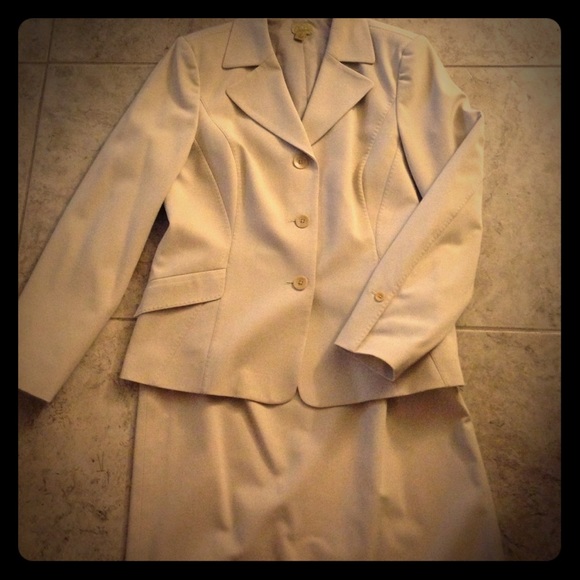Classy beige 2-piece business suit