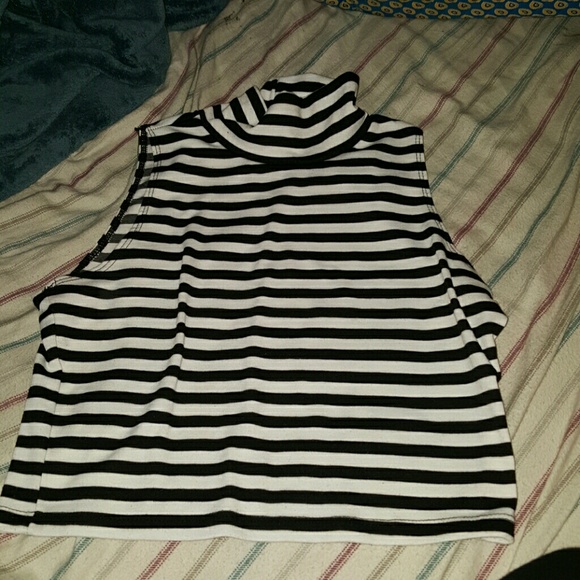 High neck, no sleeves, crop top