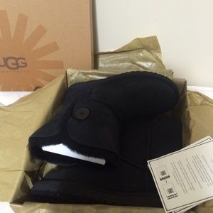 🚫SOLD🚫NIB UGG black Bailey button boots