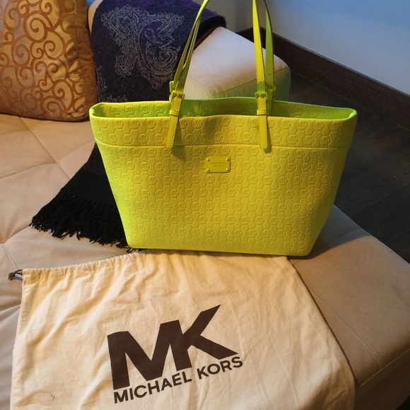 Michael Kors neon yellow😍