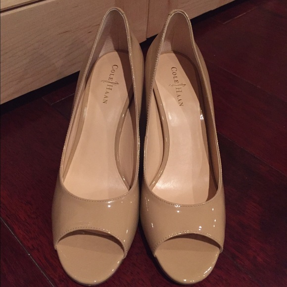 COLE HAAN NUDE PUMPS