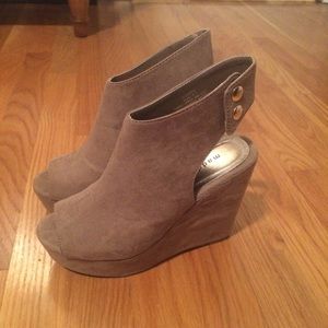 Madden platform wedges 🌼