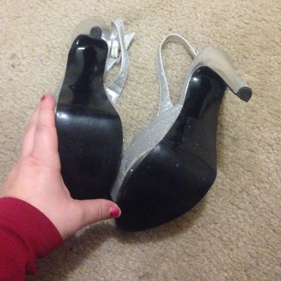 size 5 heels - Picture 2 of 3