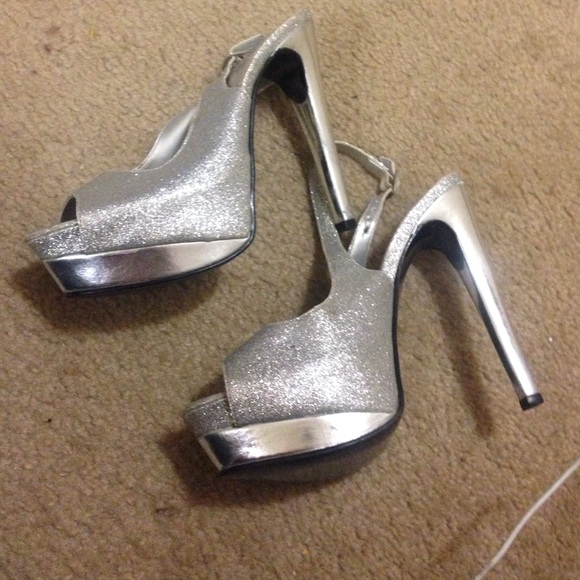 size 5 heels - Picture 3 of 3