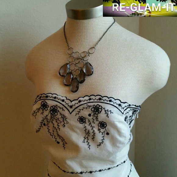 HOST PICK WHBM. BLACK.FLOWER - Picture 2 of 4