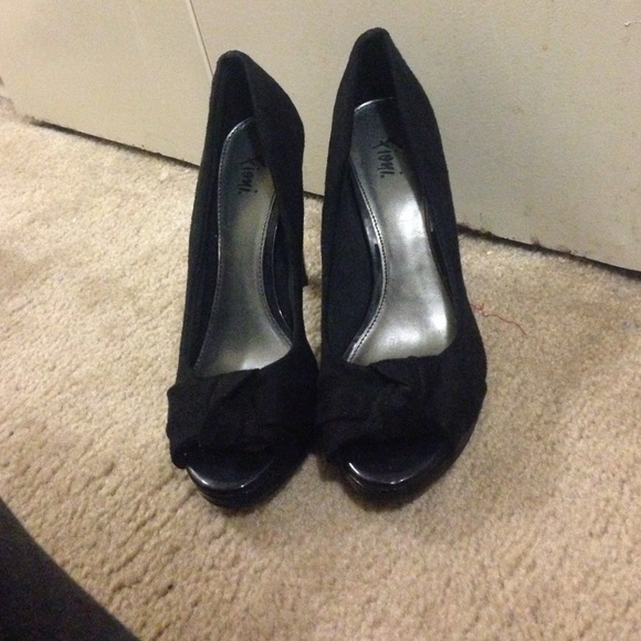 black heels - Picture 1 of 3