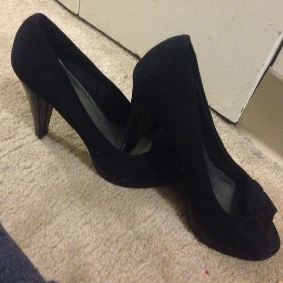 black heels - Picture 3 of 3