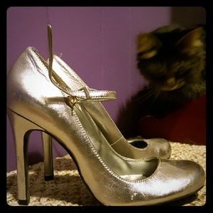 Size 7.5 Silver Guess pumps