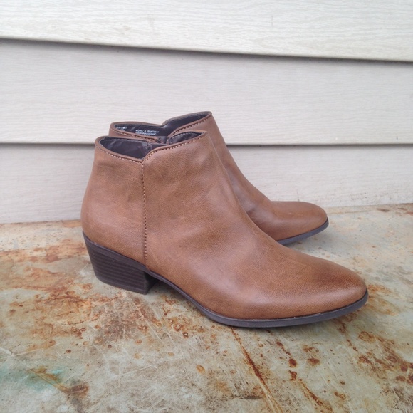 Boutique Shoes - NWT Brown Ankle Boot Size 8.5