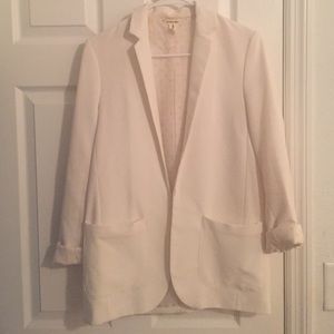 White blazer with front pockets