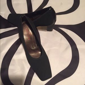 Black Pumps