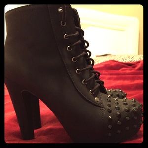 Ankle boots with spiked toe
