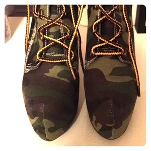 Camouflage 6 inch ankle boots
