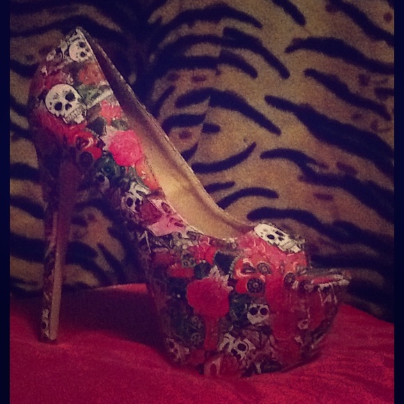 $ick skull and flowers platform heels!