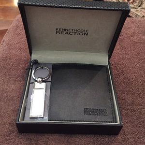 Kenneth Cole Reaction wallet & key fob in case💞💕