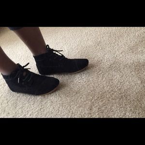 TOM'S women's tribal booties. Size 7