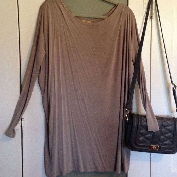 Neutral boat neck shirt medium