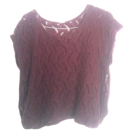 Short sleeve sweater with side slits