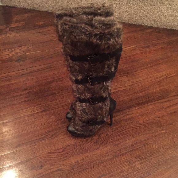 Knee boots with fur/buckle detail